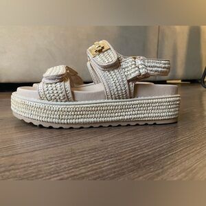 Steve Madden Bigmona Natural Raffia sandal. Size 8. Like-new, only worn twice.